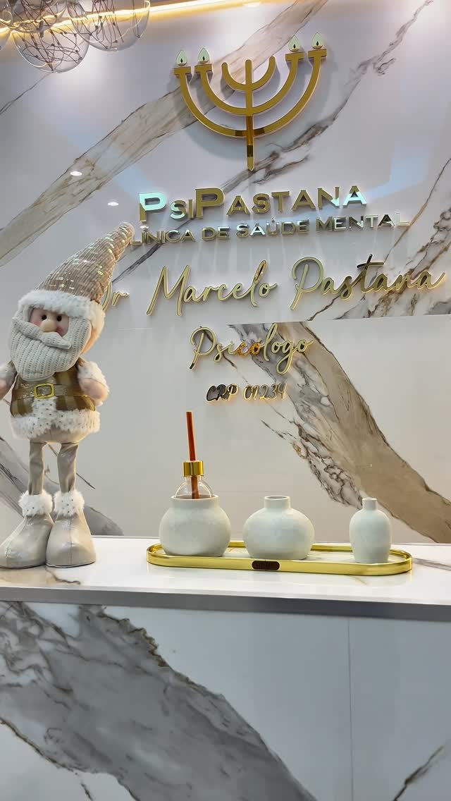Detalhe do ambiente da PsiPastana com o letreiro Dr. Marcelo Pastana.